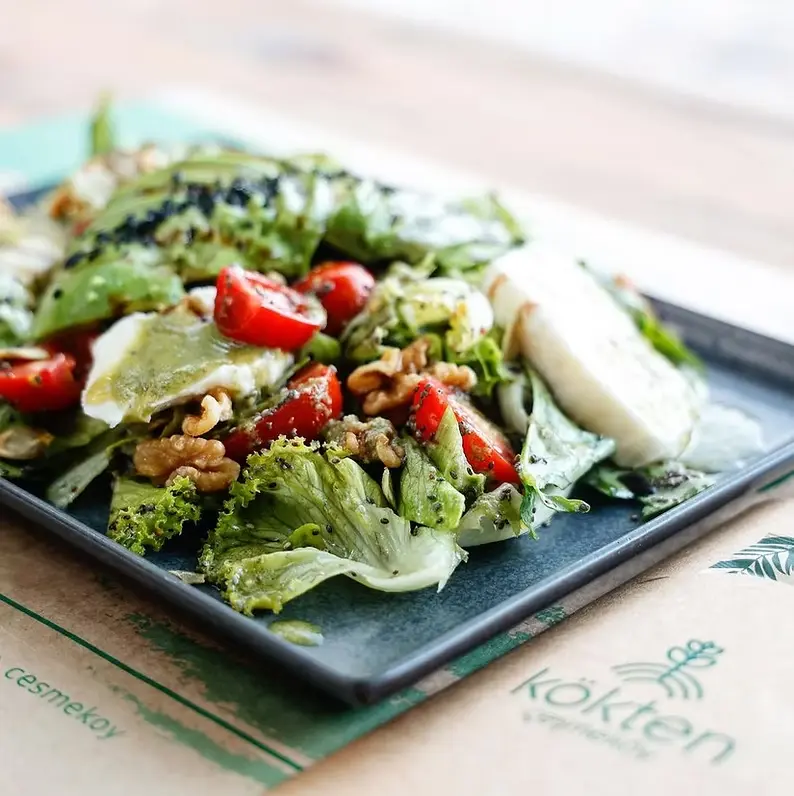 A green salad with cherry tomatoes, walnuts, avocado and grilled cheese at Çeşmeköy